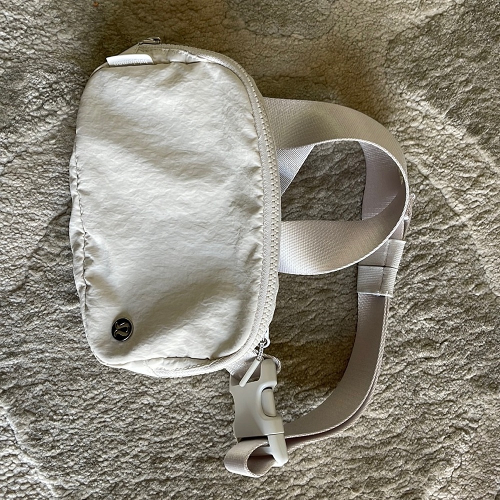 Lululemon Everywhere Belt Bag